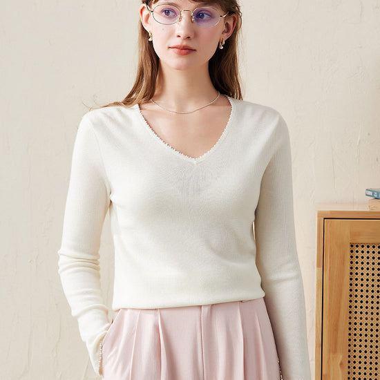 COMOBOCA White 100% Wool Women's V-Neck With Pearl Accents Sweater